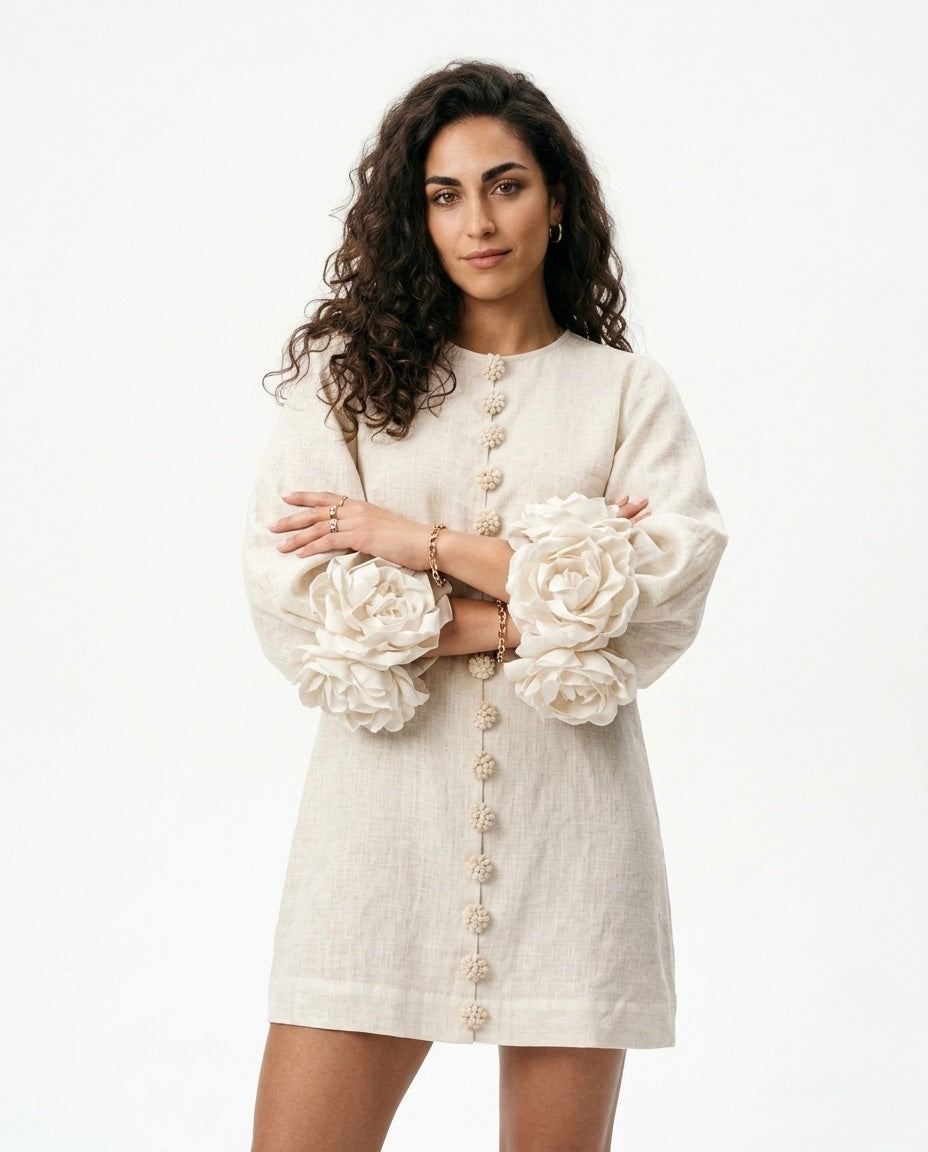 Aura - Vestido Mini Blanco con Botones de Flor y Mangas Volumétricas Florales