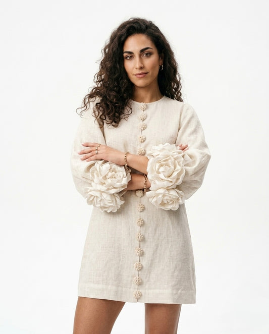Aura - Vestido Mini Blanco con Botones de Flor y Mangas Volumétricas Florales