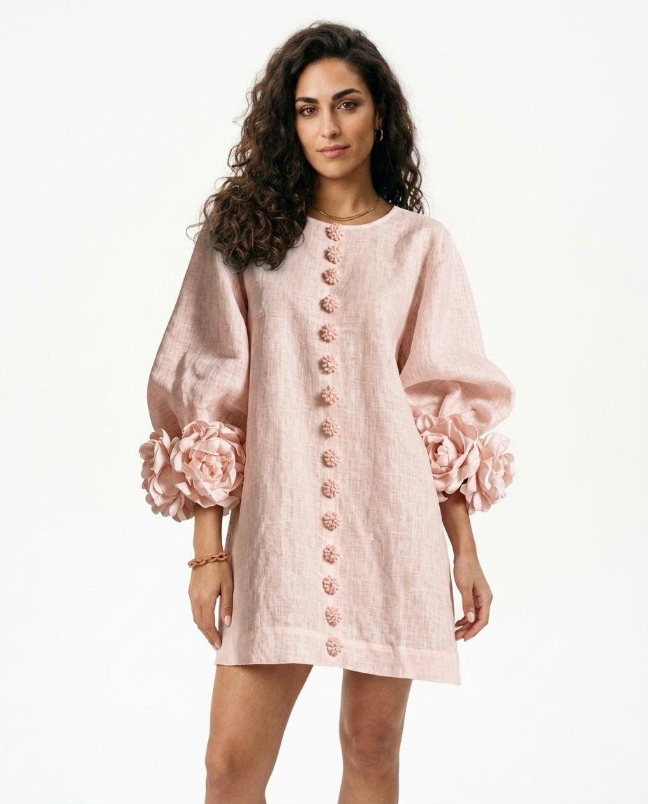 Aura - Vestido Mini Blanco con Botones de Flor y Mangas Volumétricas Florales