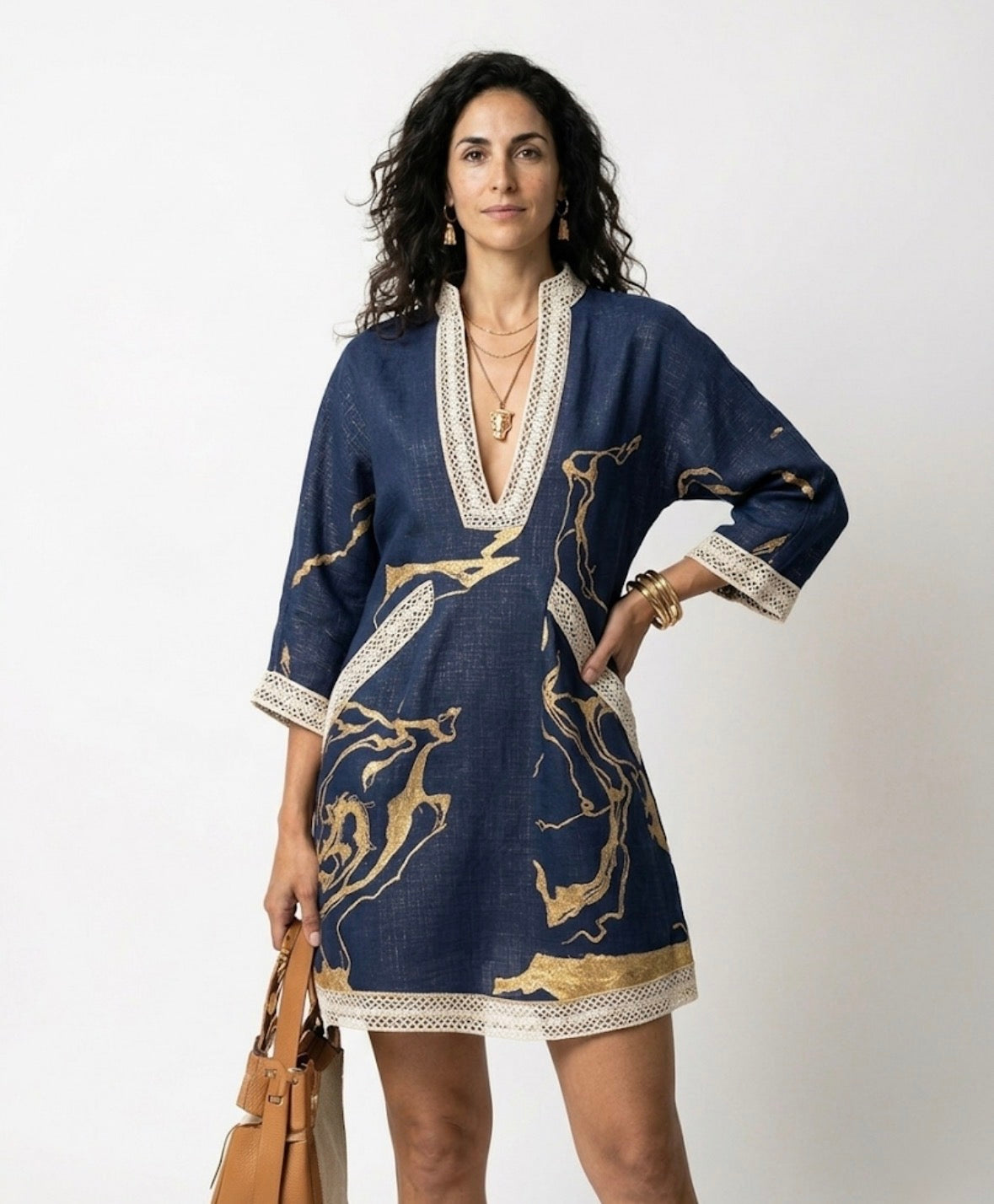 Donatella - Vestido corto negro con estampado mármol dorado y encaje crochet