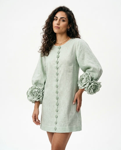 Aura - Vestido Mini Blanco con Botones de Flor y Mangas Volumétricas Florales