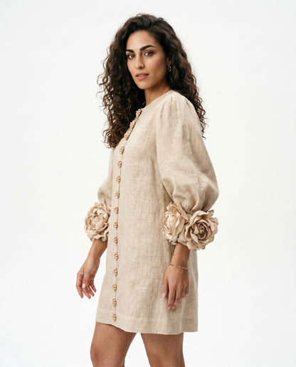 Aura - Vestido Mini Blanco con Botones de Flor y Mangas Volumétricas Florales