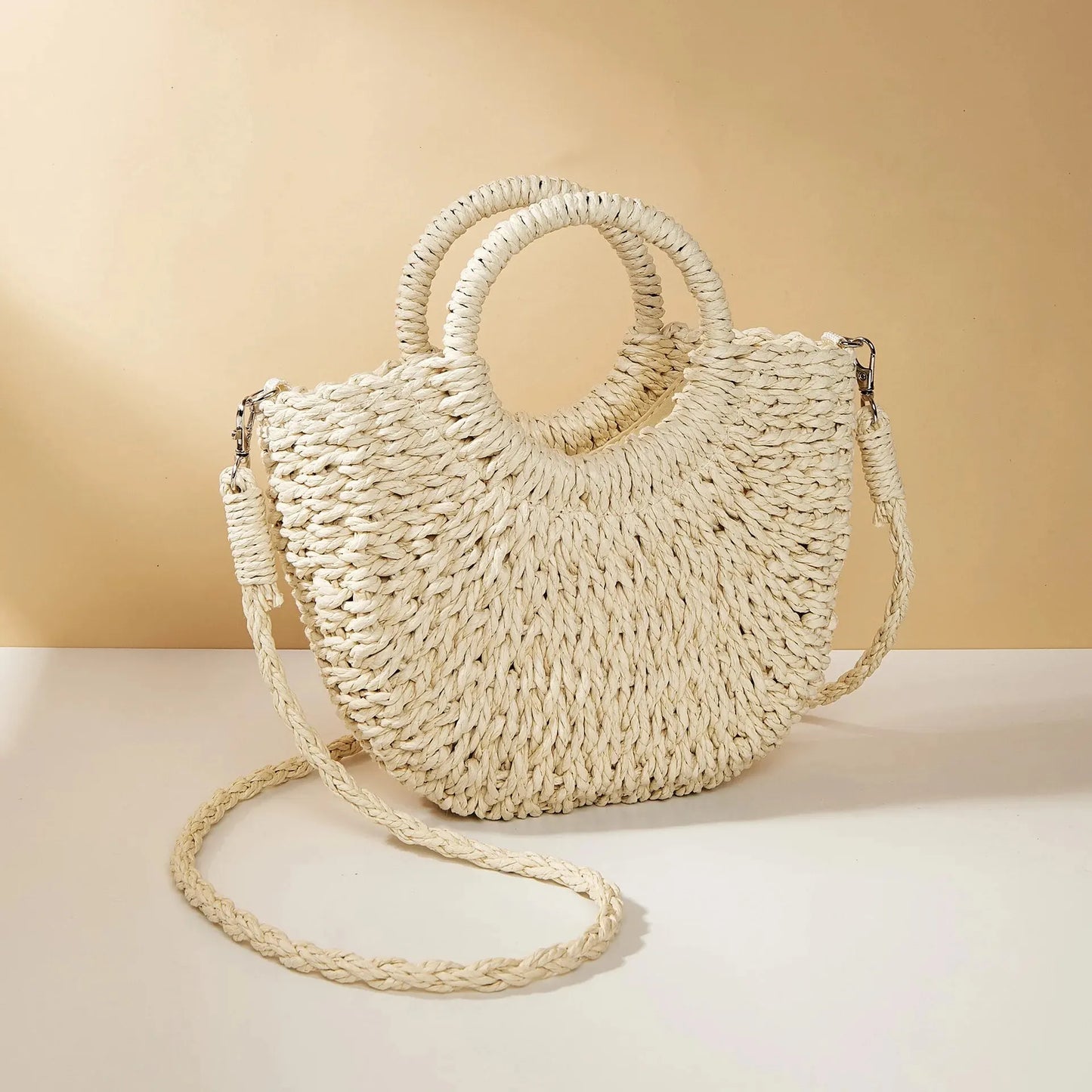 Bolso de ratán en forma de media luna