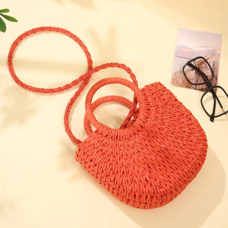 Bolso de ratán en forma de media luna