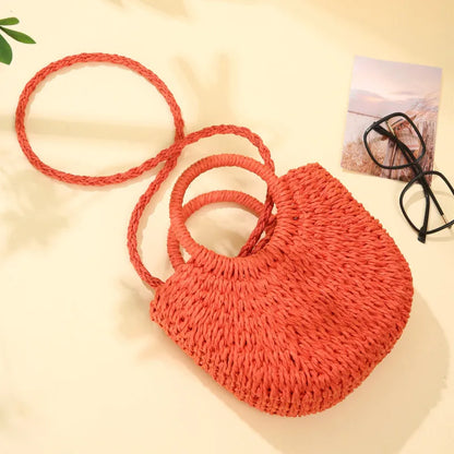 Bolso de ratán en forma de media luna
