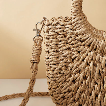 Bolso de ratán en forma de media luna