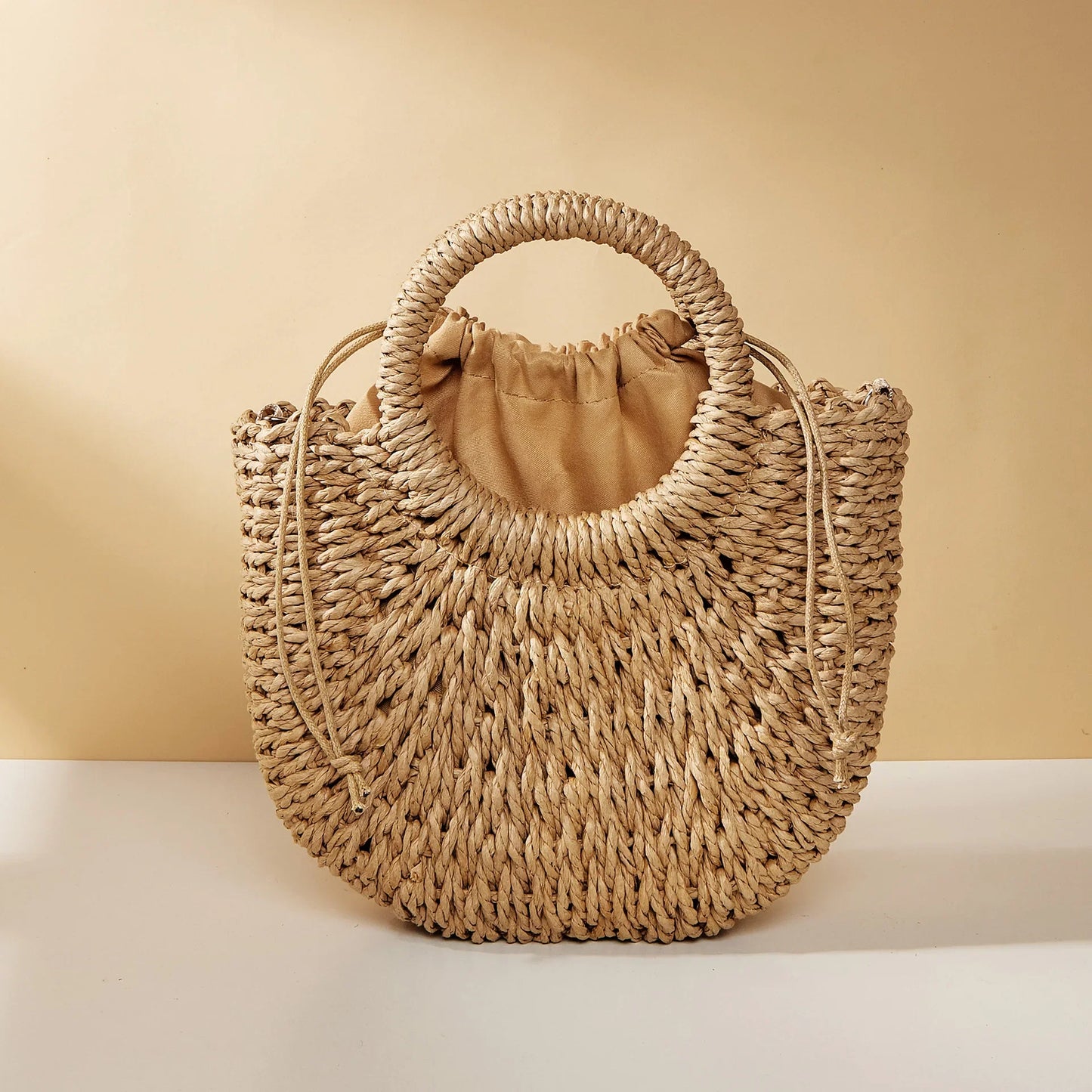 Bolso de ratán en forma de media luna
