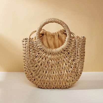 Bolso de ratán en forma de media luna