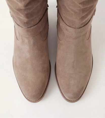 Yolanda - Botas de ante hasta la rodilla de De Modea
